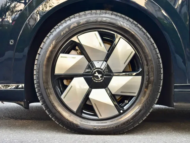 Xpeng X9 — Фото автомобиля 7