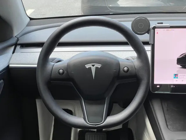 Tesla Model Y — Фото автомобиля 12