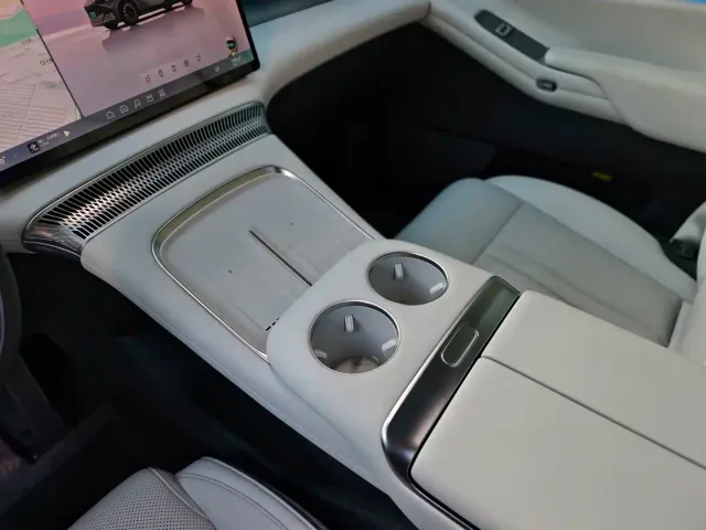 Xpeng X9 — Фото автомобиля 29