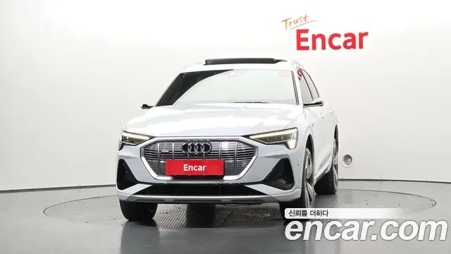 Audi e-tron — Фото автомобиля 3