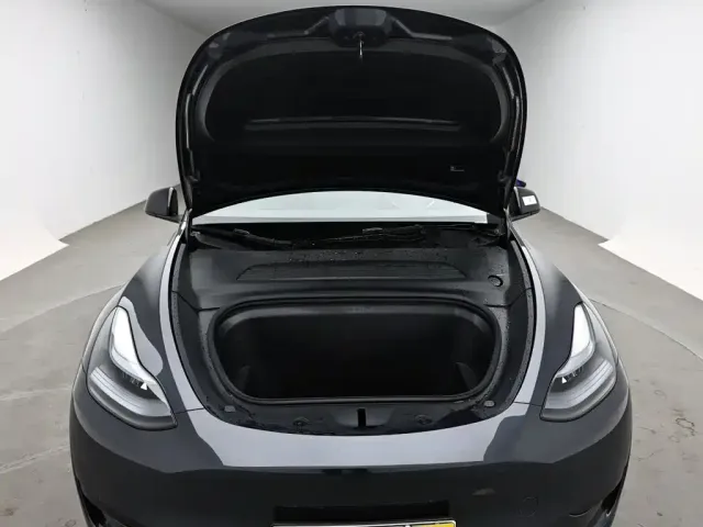 Tesla Model Y — Фото автомобиля 17