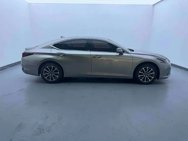 Lexus ES — Фото автомобиля 12