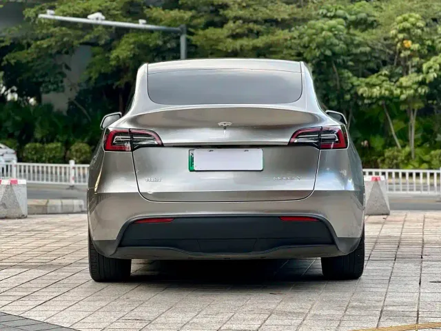 Tesla Model Y — Фото автомобиля 6