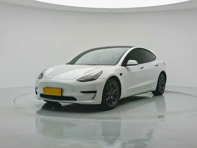 Фотография автомобиля — Tesla Model 3
