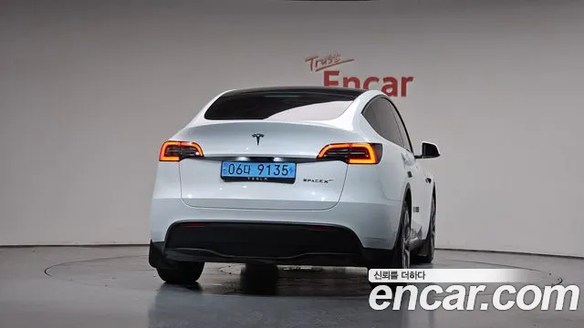 Tesla Model Y — Фото автомобиля 4