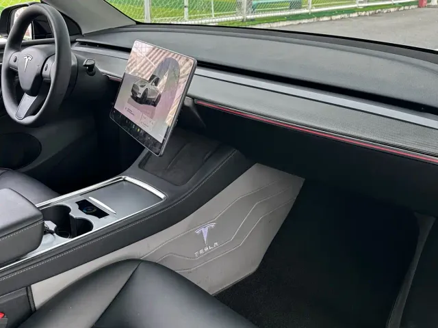 Tesla Model Y — Фото автомобиля 12