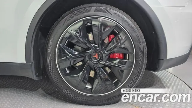 Tesla Model Y — Фото автомобиля 6