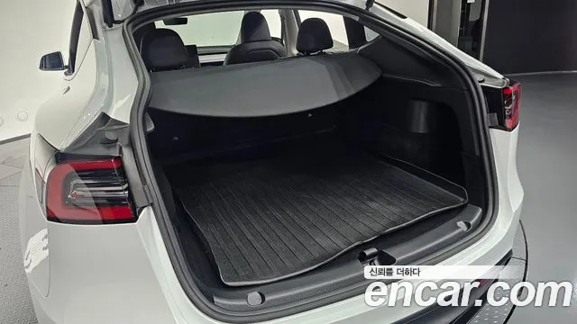 Tesla Model Y — Фото автомобиля 26