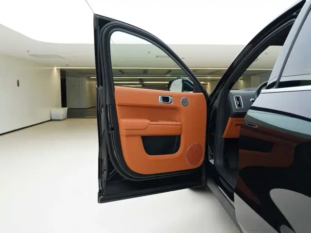 Li Auto L8 — Фото автомобиля 14