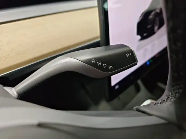 Tesla Model Y — Фото автомобиля 13