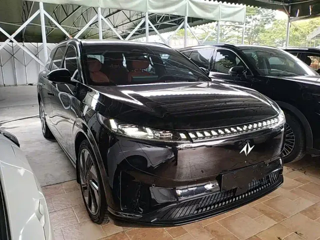 Dongfeng Yipai eπ008 2024 210Max Range Extender 6-Seater — Фото автомобиля 3