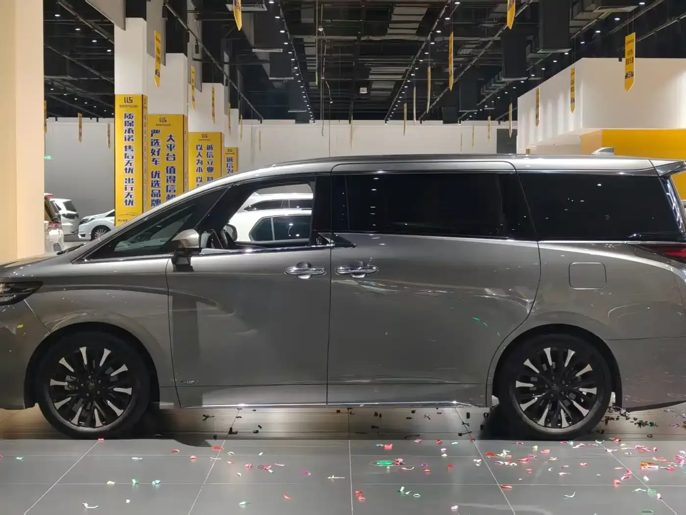 Toyota Vellfire 2024 Crown Hybrid 2.5L Premium Edition — Фото автомобиля 3