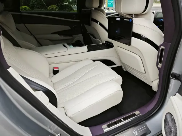 Yangwang Yangwang U7 2025 Model PHEV 4-Seat Flagship — Фото автомобиля 9