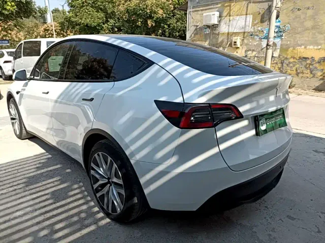 Tesla Model Y — Фото автомобиля 4