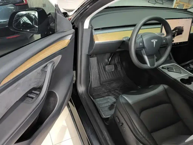 Tesla Model Y — Фото автомобиля 15