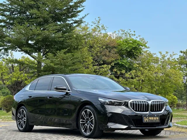 BMW 5 Series — Фото автомобиля 3
