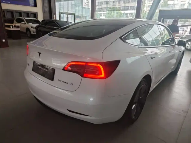 Tesla Model 3 — Фото автомобиля 6