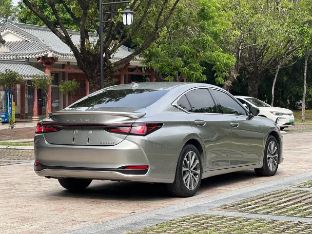 Lexus ES — Фото автомобиля 28
