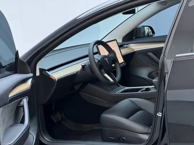 Tesla Model 3 — Фото автомобиля 9