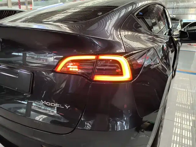 Tesla Model Y — Фото автомобиля 7