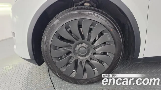 Tesla Model Y — Фото автомобиля 4