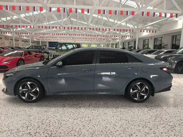 Hyundai Elantra 2022 1.5L CVT LUX Premium Edition — Фото автомобиля 4