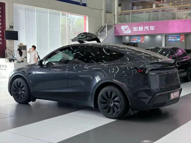 Tesla Model Y — Фото автомобиля 7