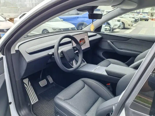 Tesla Model Y — Фото автомобиля 3