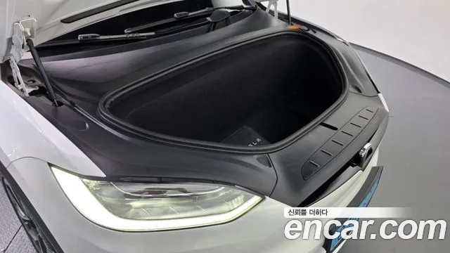 Tesla Model X — Фото автомобиля 6