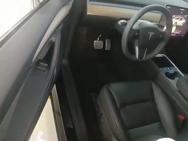 Tesla Model Y — Фото автомобиля 15