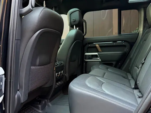 Land Rover Defender — Фото автомобиля 11