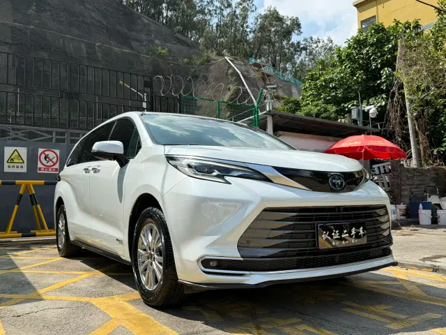 Toyota Sienna — Фото автомобиля 3