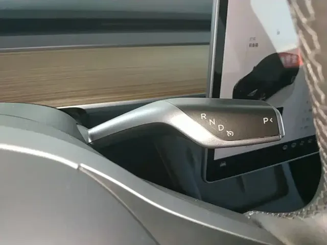 Tesla Model Y — Фото автомобиля 13