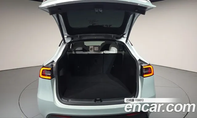 Tesla Model Y — Фото автомобиля 24