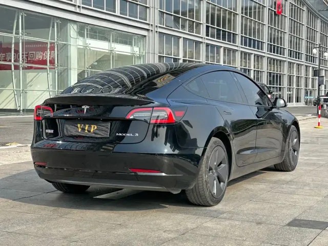 Tesla Model 3 — Фото автомобиля 10