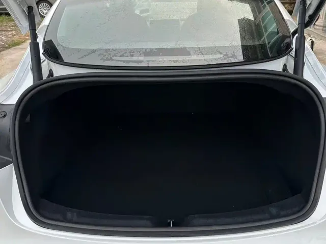 Tesla Model 3 — Фото автомобиля 7