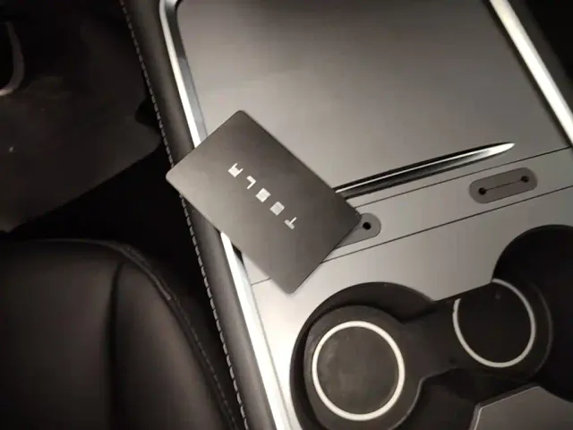 Tesla Model Y — Фото автомобиля 8