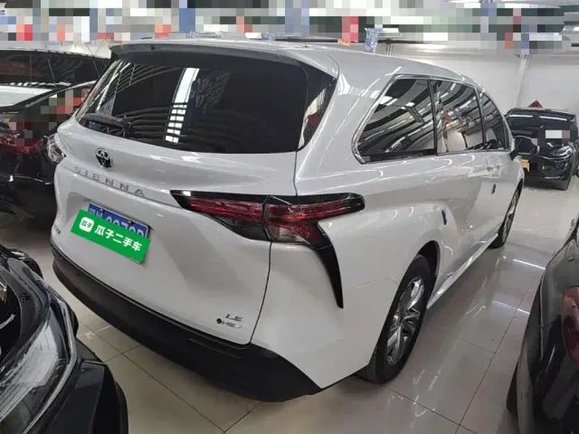 Toyota Sienna — Фото автомобиля 6