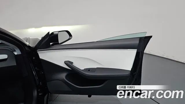 Tesla Model 3 — Фото автомобиля 13