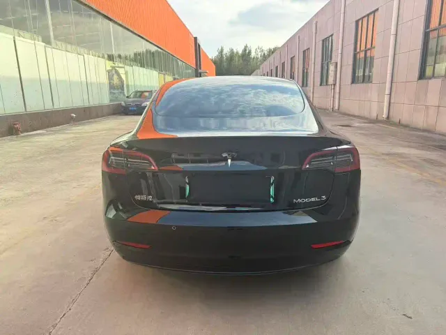 Tesla Model 3 — Фото автомобиля 5