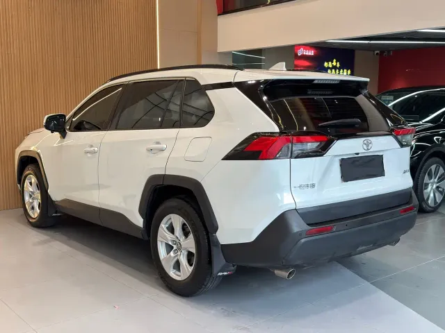 Toyota RAV4 — Фото автомобиля 18
