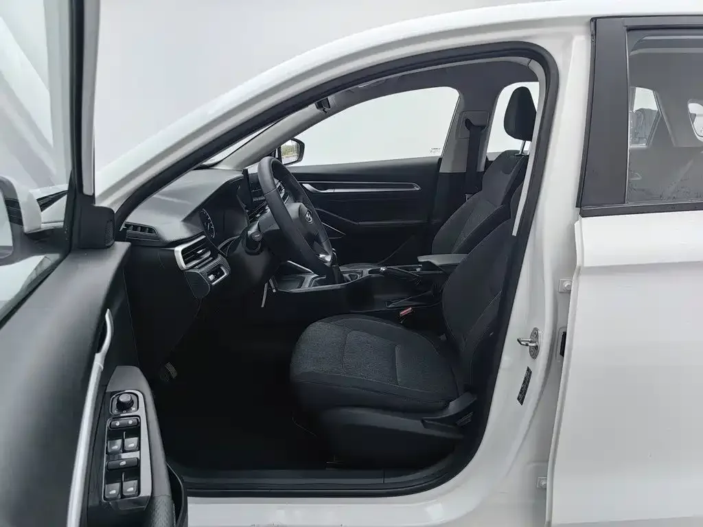 Geely Emgrand 2023 4th Generation Champion Edition 1.5L Manual Luxury — Фото автомобиля 10