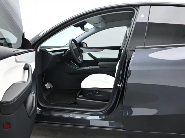 Tesla Model Y — Фото автомобиля 11