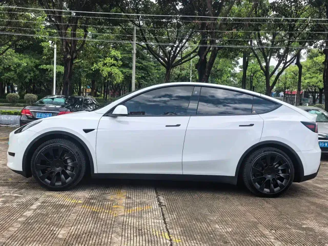 Tesla Model Y — Фото автомобиля 5
