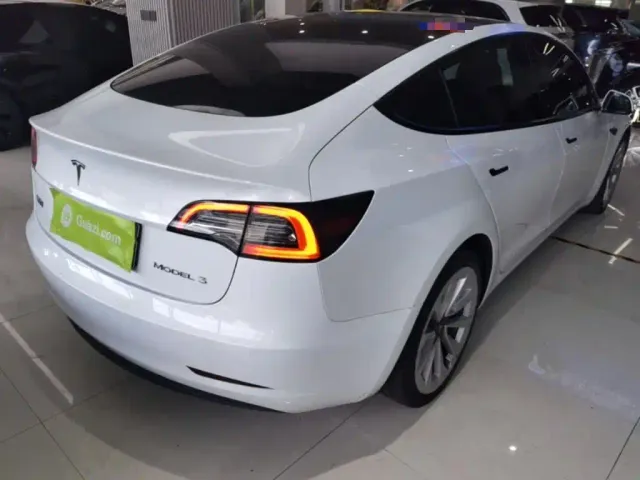 Tesla Model 3 — Фото автомобиля 6