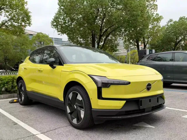 Volvo EX30 — Фото автомобиля 3