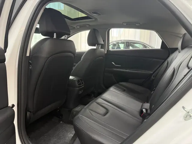 Hyundai Elantra — Фото автомобиля 5
