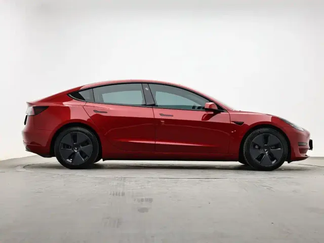 Tesla Model 3 — Фото автомобиля 6