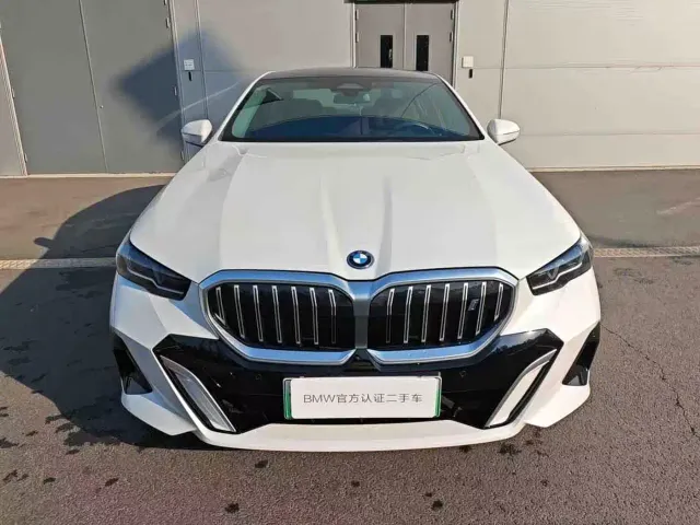 BMW i5 — Фото автомобиля 2