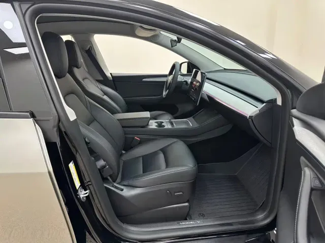 Tesla Model Y — Фото автомобиля 28